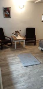 uma sala de estar com uma mesa e duas cadeiras em Krab em Rewal