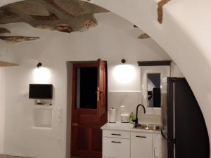 uma cozinha com um frigorífico e um lavatório em Sea Melody Tinos em Ayios Sostis