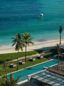 un complejo con piscina y playa en Cap Karoso Sumba - a member of Design Hotels, 