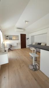 布萊維奧的住宿－Una magnolia in Cademartori，白色客房 - 带床和木地板