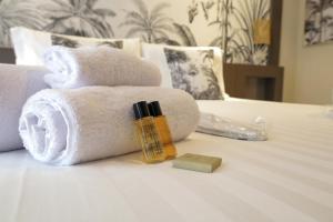 Postel nebo postele na pokoji v ubytování Hermitage Suites
