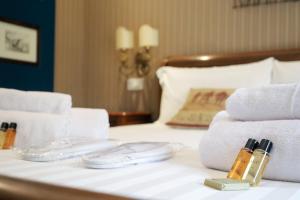 Postel nebo postele na pokoji v ubytování Hermitage Suites