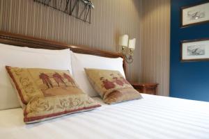 Postel nebo postele na pokoji v ubytování Hermitage Suites