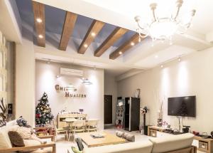 花蓮市的住宿－起點民宿，客厅配有圣诞树和吊灯
