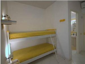 サン・ヴィート・ロ・カーポにあるVacanza relaxの黄色のマットレス付きの二段ベッドが備わる客室です。