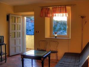 Una sala de estar con una mesa y una ventana. en Apartment Pomirenja, en Korčula