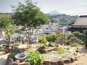 ogród z kamieniami i drzewami w mieście w obiekcie Higashiyama no Kobesso - Vacation STAY 14451 w mieście Kitakyushu