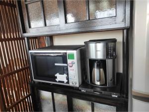 kuchenka mikrofalowa i ekspres do kawy na półce w obiekcie Higashiyama no Kobesso - Vacation STAY 14451 w mieście Kitakyushu