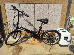 czarny rower zaparkowany obok ściany w obiekcie Higashiyama no Kobesso - Vacation STAY 14451 w mieście Kitakyushu