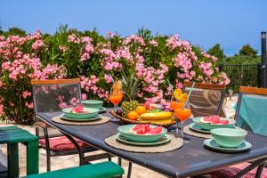 una mesa con platos de comida y fruta. en Island Getaway - Heritage House with heated pool, en Mirce
