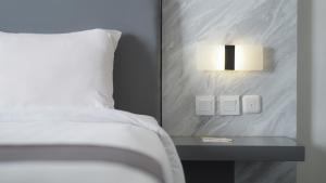 Postel nebo postele na pokoji v ubytování LPP Garden Hotel