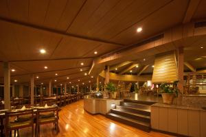 Um restaurante ou outro lugar para comer em Fish Tail Lodge