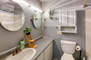 Ένα μπάνιο στο 3 Mi to Pioneer Park and University Spacious Home! +29 φωτογραφίες