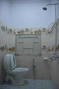 La salle de bains est pourvue d'une douche et de toilettes. dans l'établissement Miandam Last Resort, à Miāndam