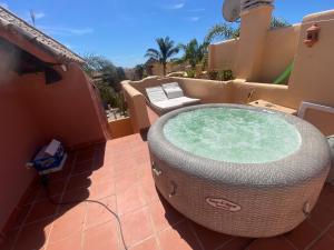 Fotografia z galérie ubytovania Halo - Amazing 4BR TownHouse with Jacuzzi and Big Terrace v Marbelli