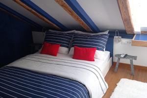 Posteľ alebo postele v izbe v ubytovaní Family friendly seaside apartments Duce, Omis - 8668