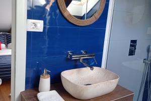 Kúpeľňa v ubytovaní Family friendly seaside apartments Duce, Omis - 8668