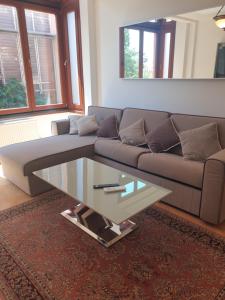 uma sala de estar com um sofá e uma mesa de vidro em Farmaki Residence, Plaka em Atenas