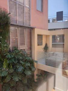 Elle offre une vue sur un balcon d'un bâtiment. dans l'établissement Farmaki Residence, Plaka, à Athènes