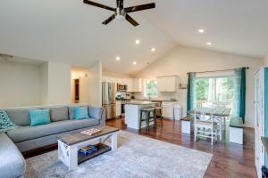 un soggiorno con un divano e un tavolo di Serene Pentwater Getaway with Yard Near Lakes a Pentwater