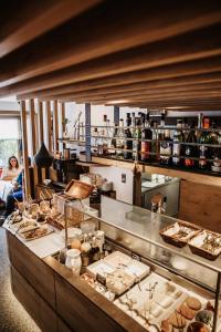 una cocina con una barra con mucha comida en Hotel Sportpension Carinthia, en Sölden