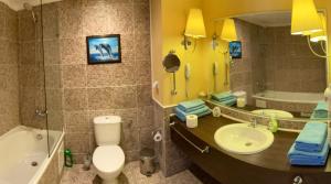 A bathroom at ROYAL BEACH & APARTAMENT