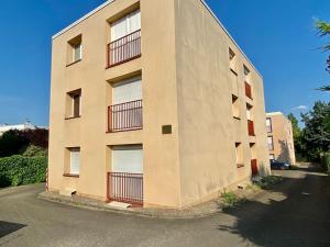 een hoog gebouw met balkons aan de zijkant bij T2 cosy proche hôpital + parking gratuit sur place in Auxerre