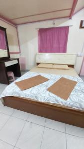 Una cama o camas en una habitación de Dongorit Cabin Deluxe Room