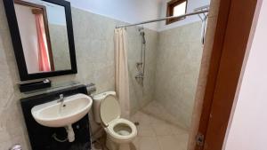 Koupelna v ubytování LPP Garden Hotel