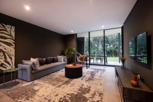 sala de estar con sofá y mesa en The Woods Luxury Homes - Elaleni Estate, en Ballito