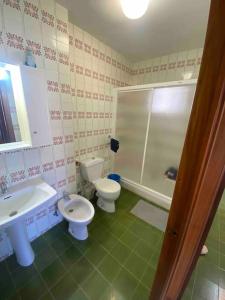 een badkamer met 2 toiletten, een wastafel en een douche bij Apartament Near The Beach in San Javier