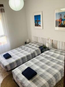 twee aparte bedden in een kamer met twee bij Apartament Near The Beach in San Javier