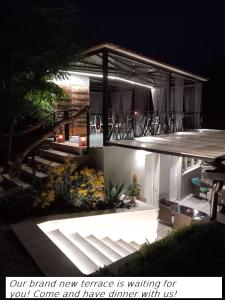 una casa iluminada por la noche con un patio en Wellness Villa Istriana en Umag