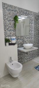W łazience znajduje się umywalka i lustro. w obiekcie Sienda Cesira w mieście Muravera