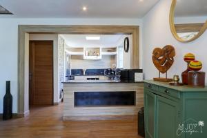 - une cuisine avec un îlot vert dans la chambre dans l'établissement VILLA KELOHA - Luxueuse villa créole, à Étang-Salé les Bains