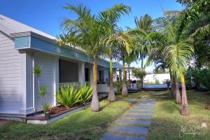 利達薩利賓的住宿－VILLA KELOHA - Luxueuse villa créole，前面有棕榈树的房子