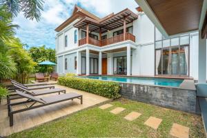 a villa with a swimming pool and a house at Villa Autjima krabi /3BRD in Ban Khlong Haeng