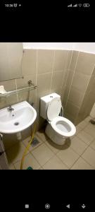uma casa de banho com um WC e um lavatório em Mk guesthouse em Kuantan