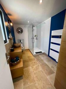 a bathroom with a shower with a glass door at Loft vu sur Pommard in Bligny-lès-Beaune