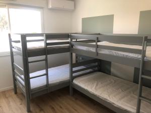 Ce dortoir comprend 3 lits superposés. dans l'établissement Bruit de mer, à Saint-Jean-de-Monts