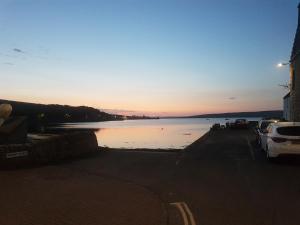 una vista de un cuerpo de agua al atardecer en 1 Taits Flat, en Islas Orcadas