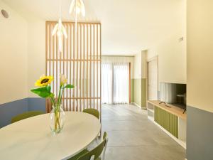 Μια τηλεόραση ή/και κέντρο ψυχαγωγίας στο Leti Apartments Garda