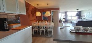 ボードーにあるStor leilighet nær Bodø sentrum.のキッチン、リビングルーム(テーブル、椅子付)