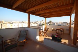 balcone con tavolo e sedie sul tetto di Ajamola '800 a Favignana