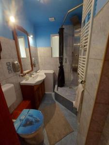 łazienka z toaletą i umywalką w obiekcie City Comfort w mieście Dunaújváros