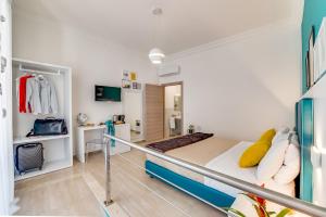 um quarto com uma cama num quarto em Anima Rooms Apartments em Sciacca