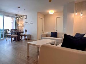 a living room with a couch and a table at Acogedor apartamento en Somo in Somo