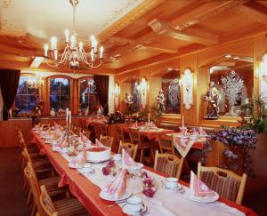 a large dining room with long tables and chairs at Pension / Ferienwohnungen Ludwig in Rimbach