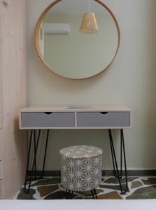 a dressing table with a mirror and a stool at Remvi in Galissas