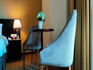 due sedie e un tavolo in una camera d'albergo di Pan Borneo Hotel Kota Kinabalu a Kota Kinabalu